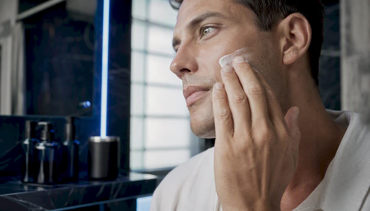 Après le rasage, on applique délicatement un baume après-rasage sur le visage avec les mains pour apaiser la peau.