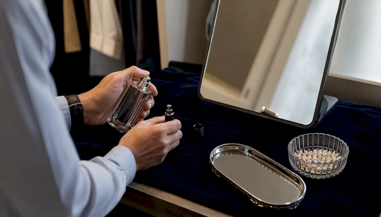 Flacon de parfum élégant accompagné de son vaporisateur de voyage