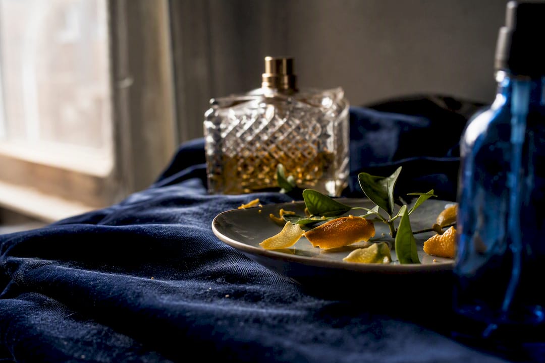 Nature morte aux agrumes et objets parfumés