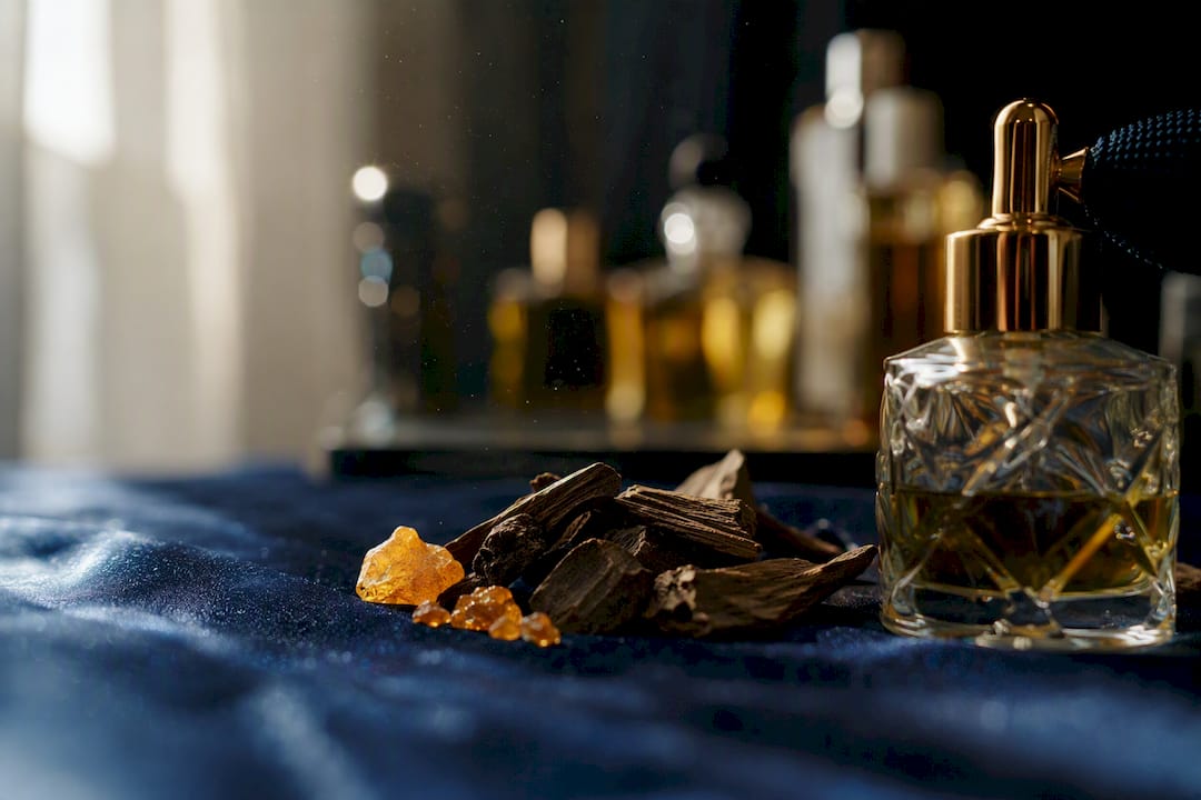 Primer plano de un perfume con vapor de fragancia natural