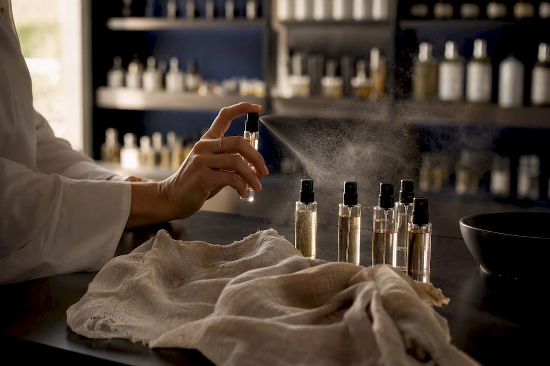 Échantillons de parfum vaporisés sur une écharpe en coton