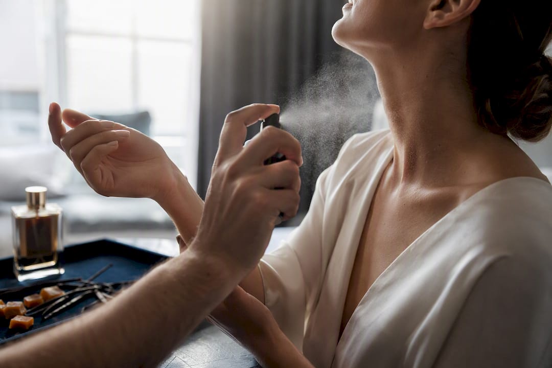 Mains superposant des parfums gourmands sur la peau