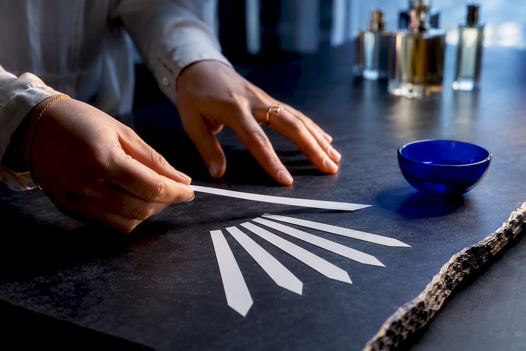 Mains en train de comparer des échantillons de parfum