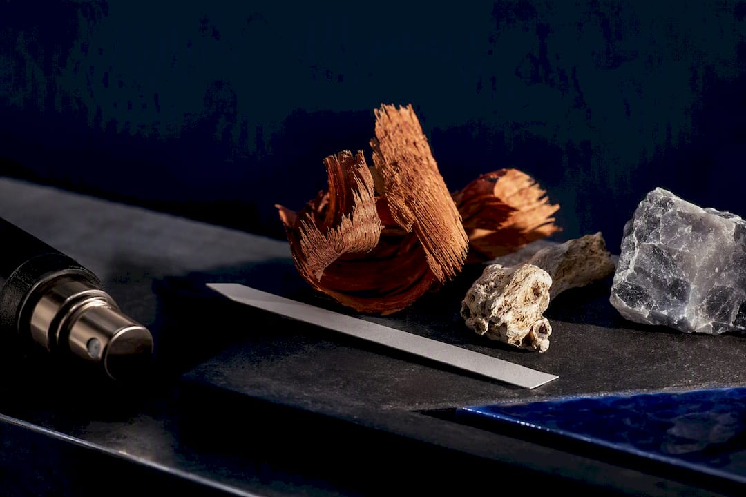 Non-floral perfume accords with cedar and mineral