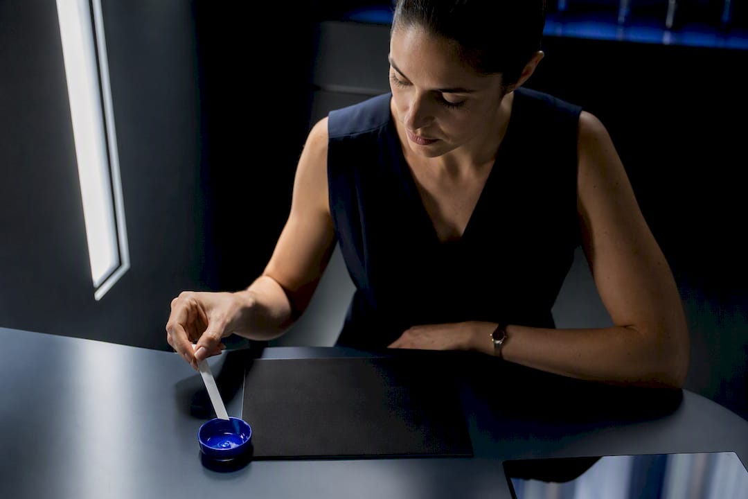 Évaluatrice prenant une pause olfactive