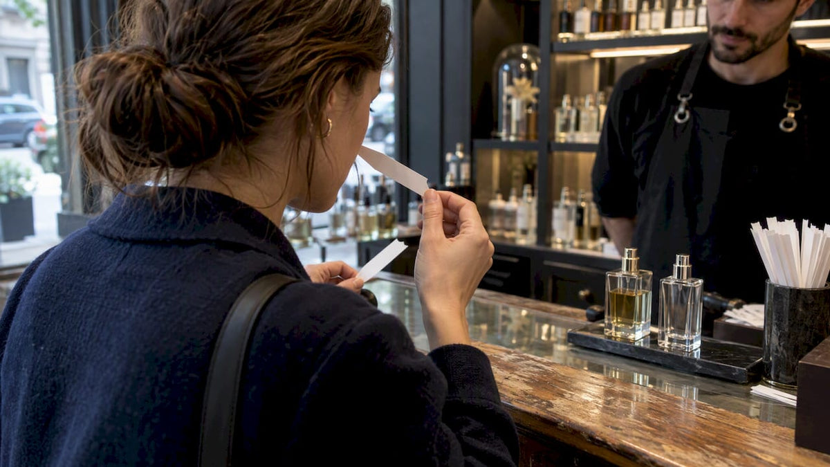Client testant un parfum sec au café sur une bandelette