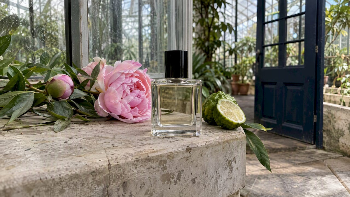 Perfume ligero de primavera con esencias florales y cítricas