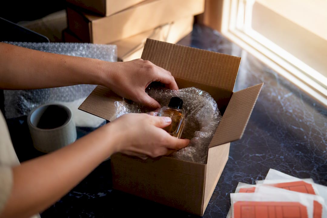 Entrega de perfumes en UK: normas, límites y cómo recibirlos seguros - AlexandriaUK
