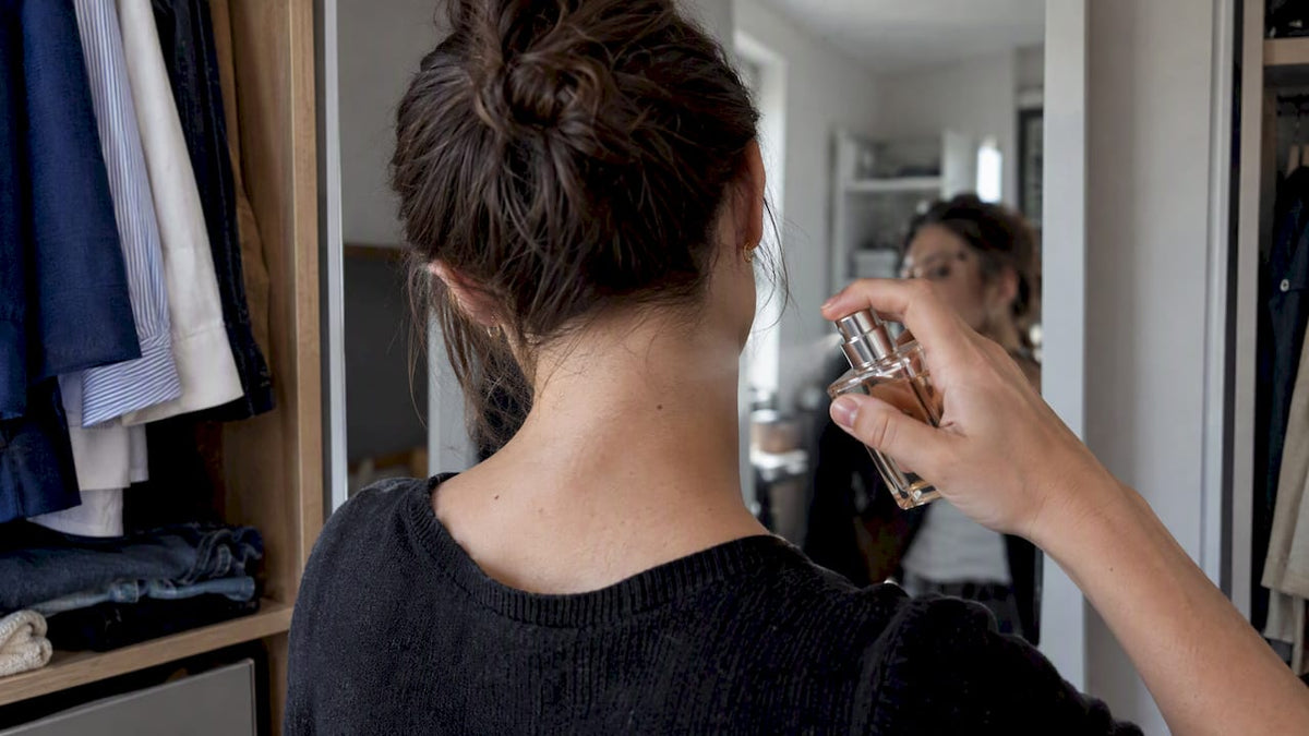 Où appliquer son parfum : les zones qui le font tenir et vivre - AlexandriaUK